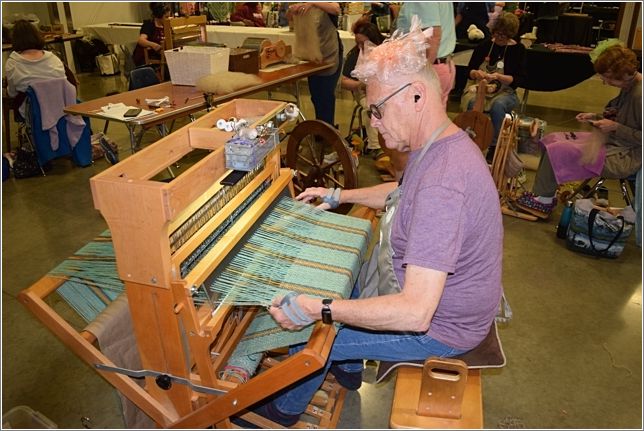 Team Fascinator�s weaver, Jim Crabtree, works on first place shawl. Photo: Rich Lundquist.